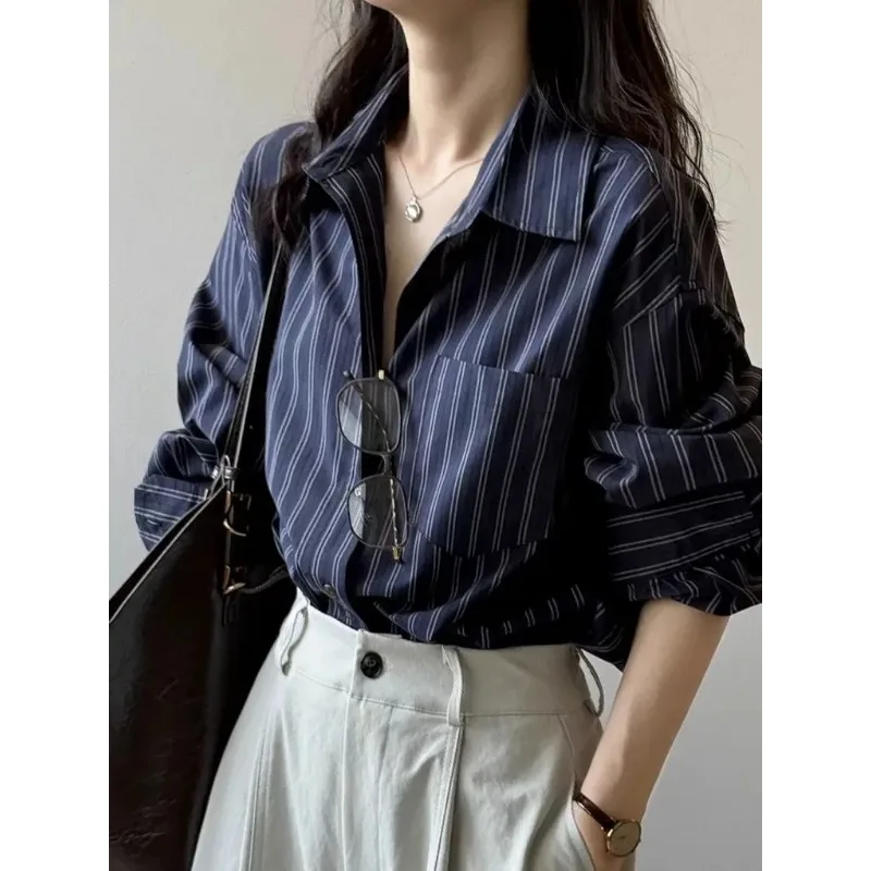 

Женская рубашка-блузка оверсайз темно-синего цвета в полоску с пуговицами и нагрудным карманом, повседневная, с длинным рукавом