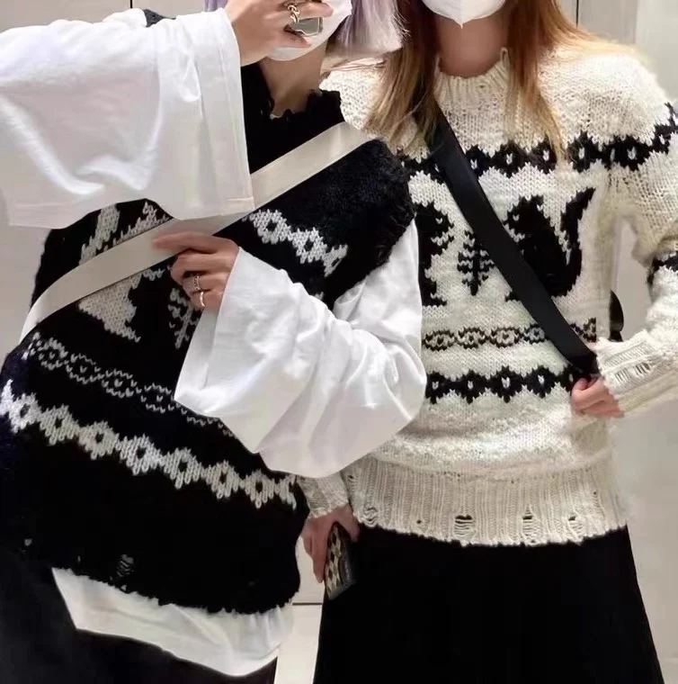 

New 2023 Autumn And Winter Women's ClothingCute Squirrel Pattern Ripped Wool Round Neck Knitted Sweater 1018