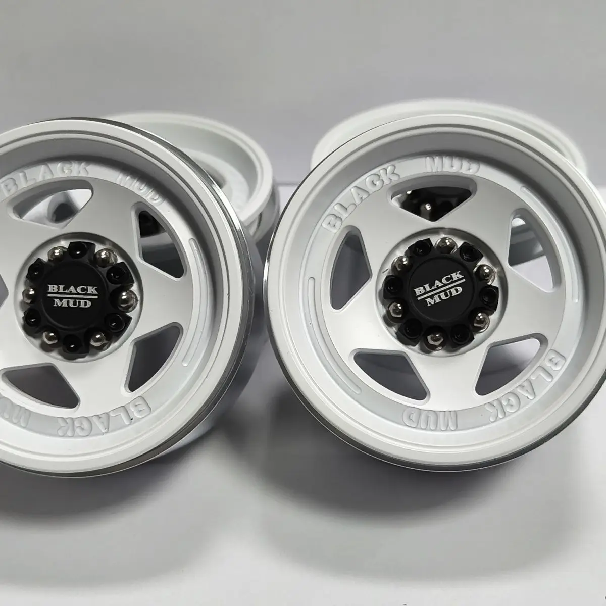 

Комплект из 4 черных металлических колес с белыми дисками 2,2 дюйма для радиоуправляемых краулеров 1/10: Traxxas TRX4 Defender, AXIAL SCX10, RC4WD D90, Wraith, Jeep