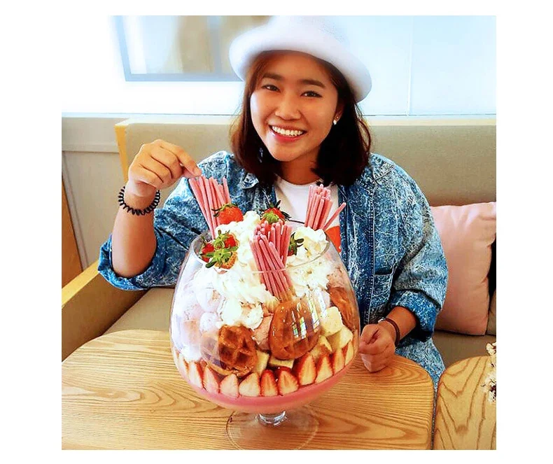 Thai internet celebrity super large ice cream cup, giant British dessert cake bowl, salad bowl, tall glass fruit plate