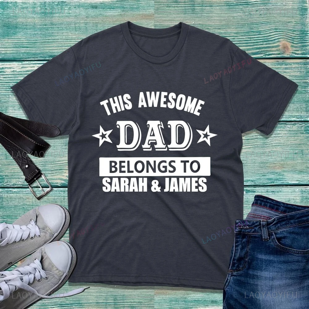 

Футболка с принтом This Awesome Dad Belongs To Your Name, подарок на день отца для папы, футболка для мужчин, высококачественная хлопковая футболка