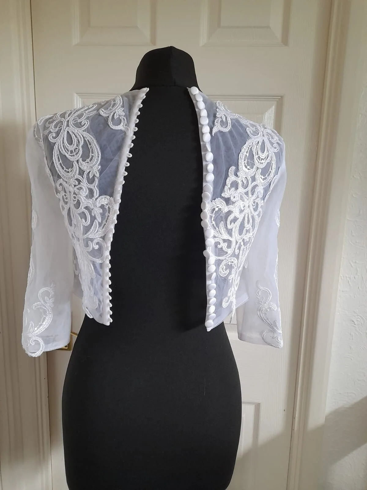 Vintage Ornate Bridal Wraps Round Neck Lace Appliques Button Back Bride Shrug Customized Formal Wedding Bolero Top
