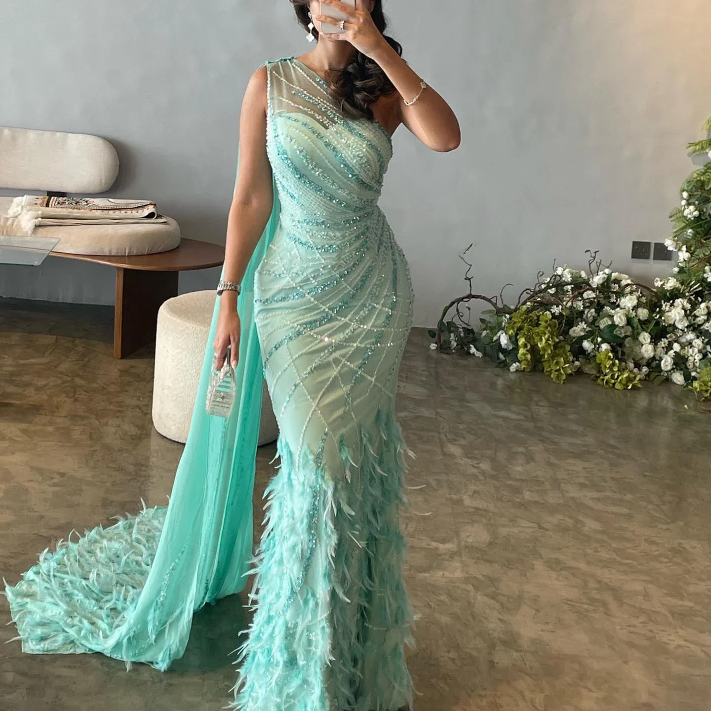 فسات kapaLuxo Pluma Turquesa Aqua Vestido de noche de sirena de un hombro con tren de capa Vestidos largos de fiesta de boda de graduación