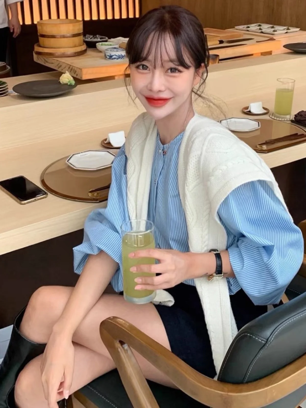 

Slimming Vertical Striped Loose Women's Shirt Chic round Neck Lantern Sleeve Top Fashionable Age-Defying Versatile Fashion