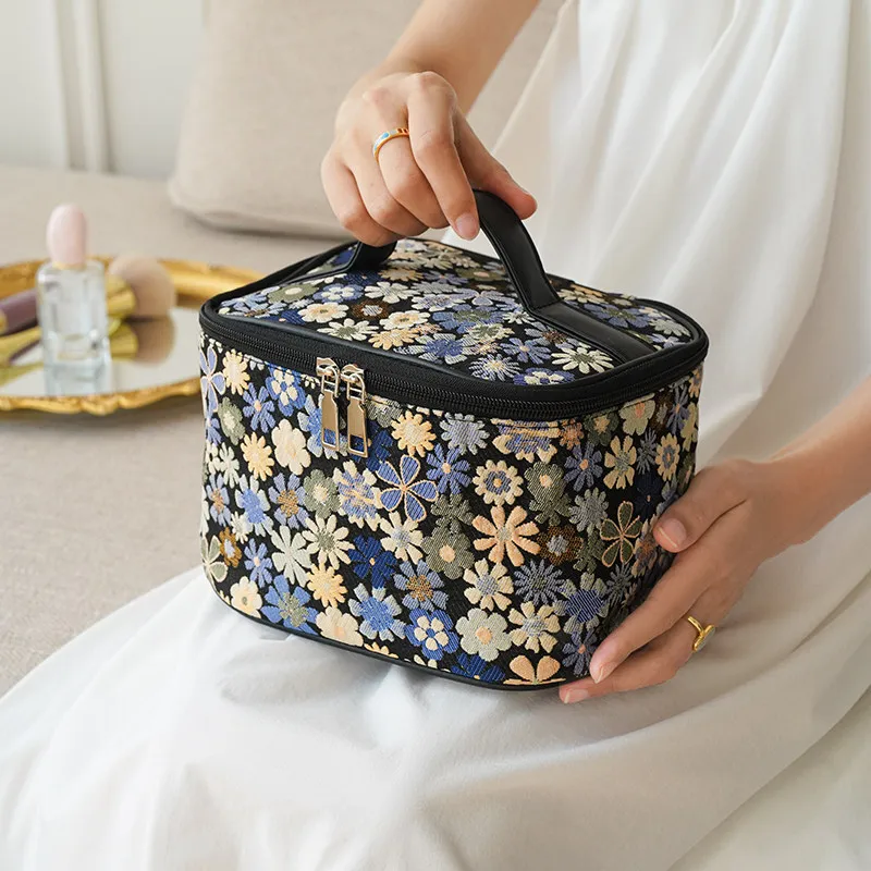 

Тканевая косметичка с элегантной цветочной вышивкой, сумка-коробка, женская вместительная косметичка, портативный ручной органайзер, новинка 2026 года