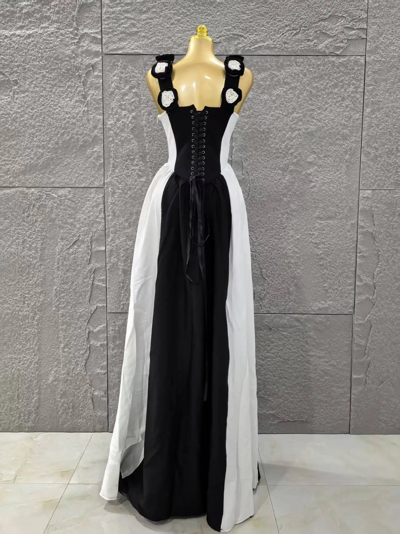 Abito lungo con fasciatura senza maniche a forcella alta a righe bianche nere con fiori 2025 Abiti da club per feste eleganti per le vacanze delle nuove donne