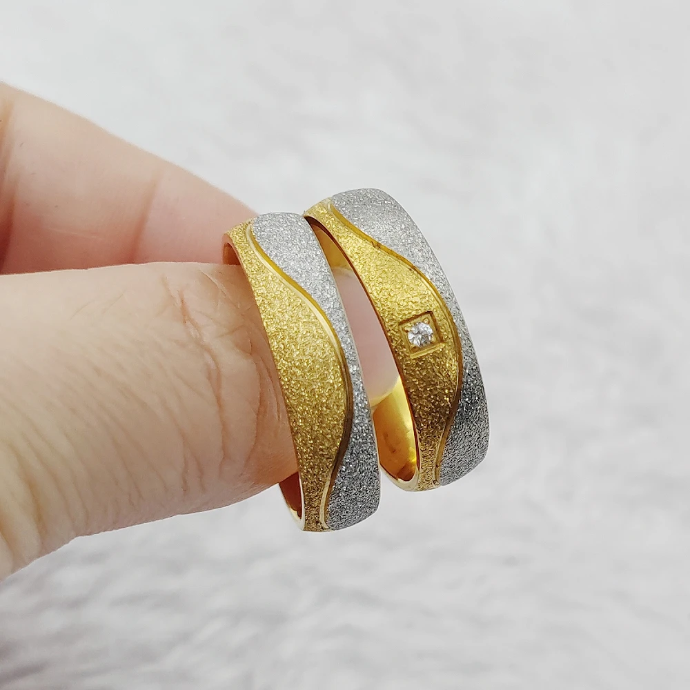 

Дизайнерские матовые обещанные обручальные кольца Парные кольца для мужчин и женщин Позолоченные ювелирные изделия из титановой стали Гипоаллергенные