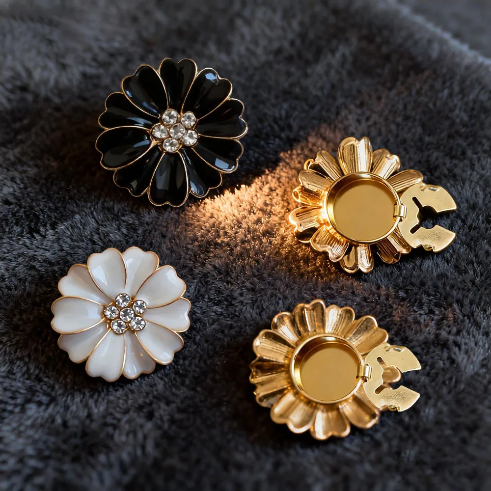 2 SZT. Modne metalowe guziki w kształcie kwiatów z kryształkami do dekoracji odzieży DIY, ozdobne guziki ze stopu do koszul i rękawów.