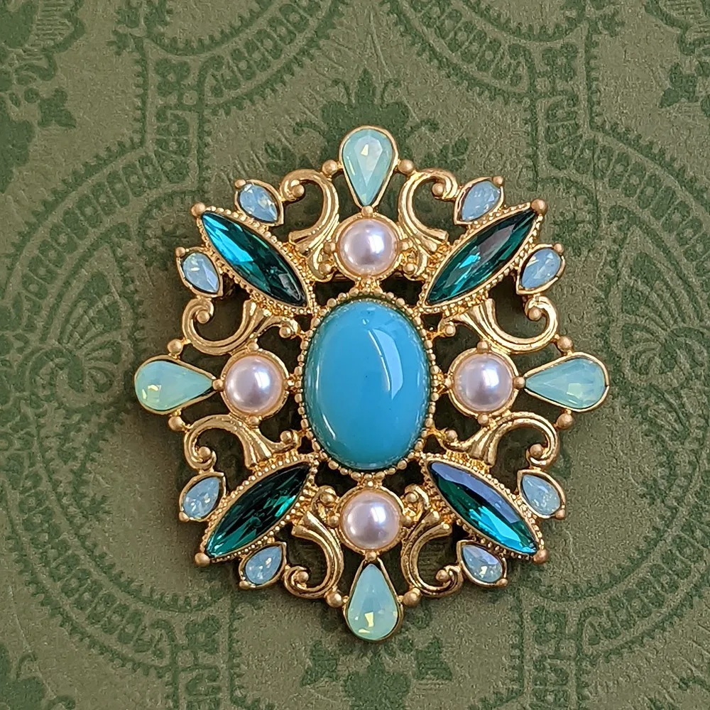 

European and American vintage series hollowed out palace patterned pearl design retro brooch