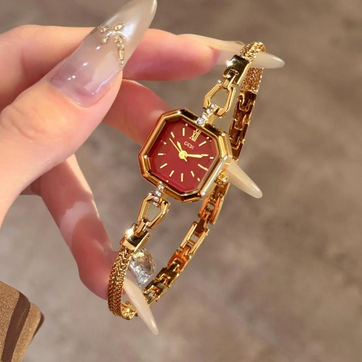 

Новые женские винтажные часы красного цвета, роскошные и элегантные кварцевые часы-браслет с изысканным квадратным циферблатом.