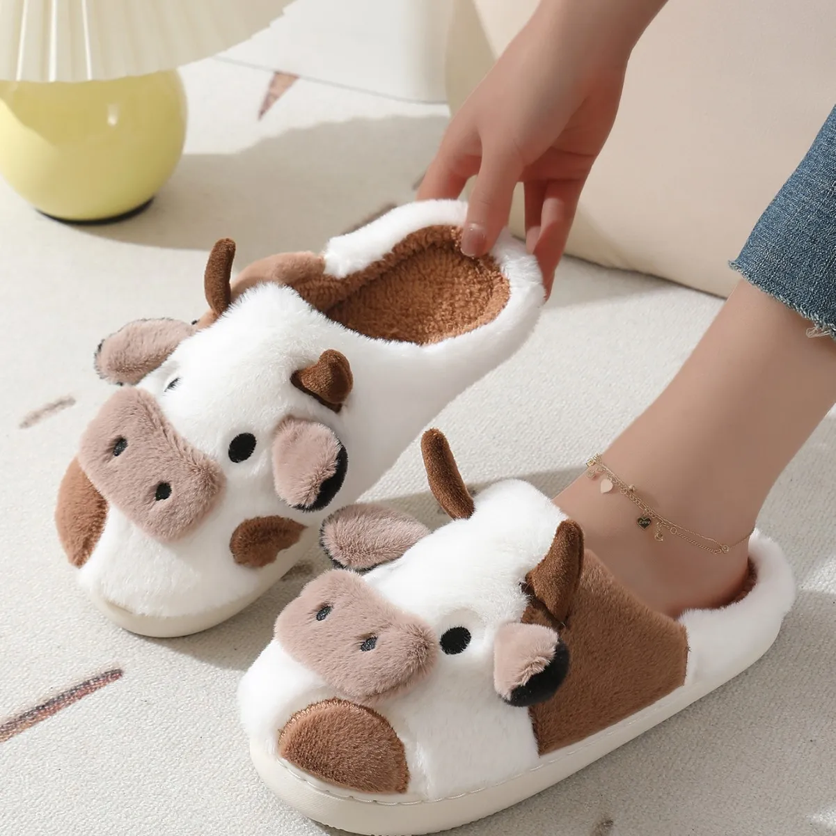 Winter Home Slippers for Couples Warm Plush Neutral Cartoon Cow Indoor Anti Slip Comfortable Cotton Slippers for Men and Women