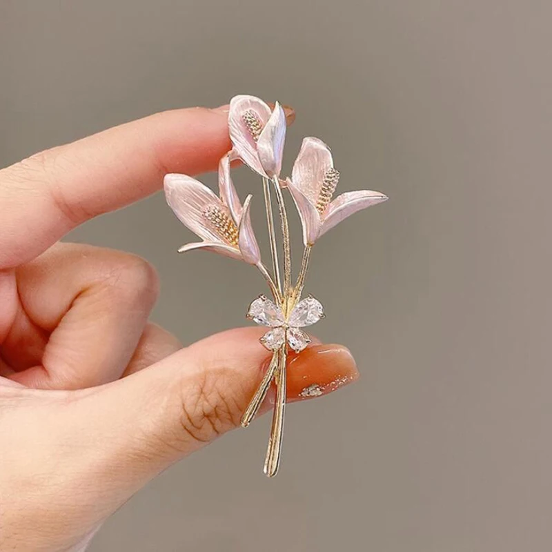 French Classic Enamel Shiny Rhinstone Lily Brooch Fashion Creative Temperament Pin Fresh Flower Corsage Accessories for Women