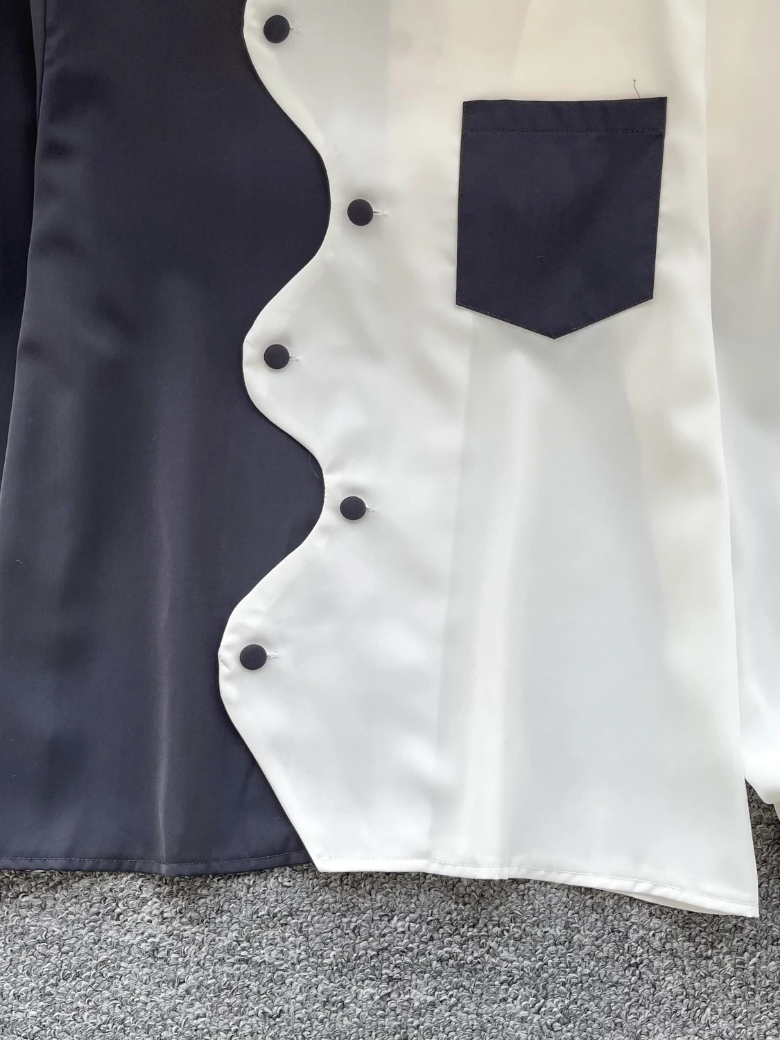 ภาษาฝรั่งเศสคํา Elegant Chic ผู้หญิงการออกแบบไม่สม่ําเสมอเปิดลงปกแขนยาวหลวม Fit เสื้อ Casual Office Lady ดูน้องเสื้อ