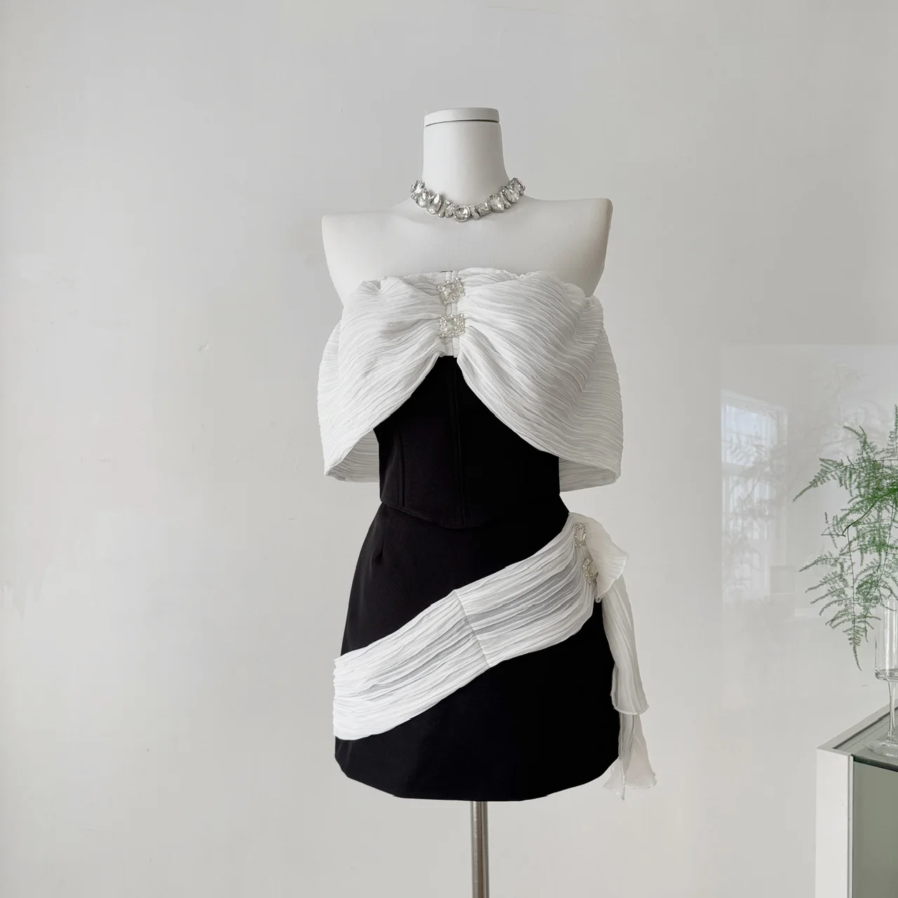 

French Style Celebrity Lady Two Pieces Sets Strapless Black White Patchwork Beads Vest Top&Mini Skirt Hotsweet 2 Pieces Suits