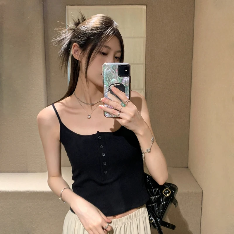 Oddychająca i wygodna koszulka na guziki dla kobiet z wyjmowanym biustonoszem do noszenia na wierzch.