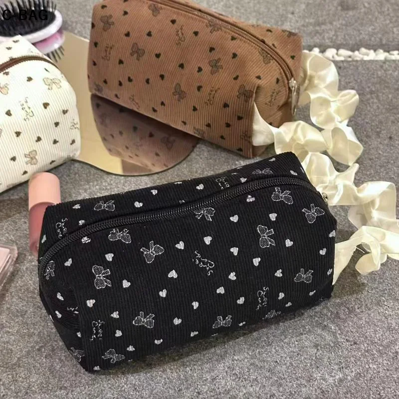 حقيبة مكياج كاواي سروال قصير مع فيونكة ذات سعة كبيرة ومتعددة الوظائف لتخزين مستحضرات التجميل وحقيبة يد مقلمة