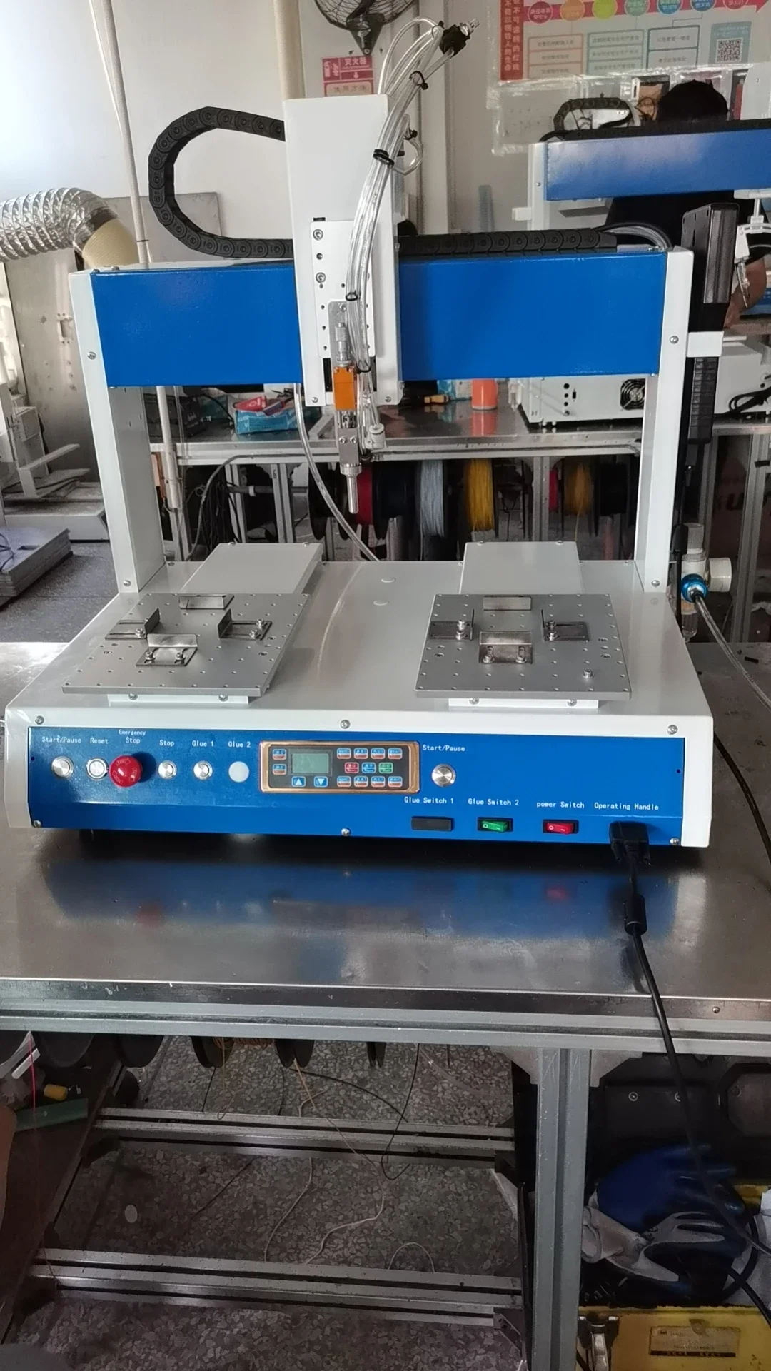 Spruzzatrice automatica di colla Distributore automatico di colla a doppia piattaforma