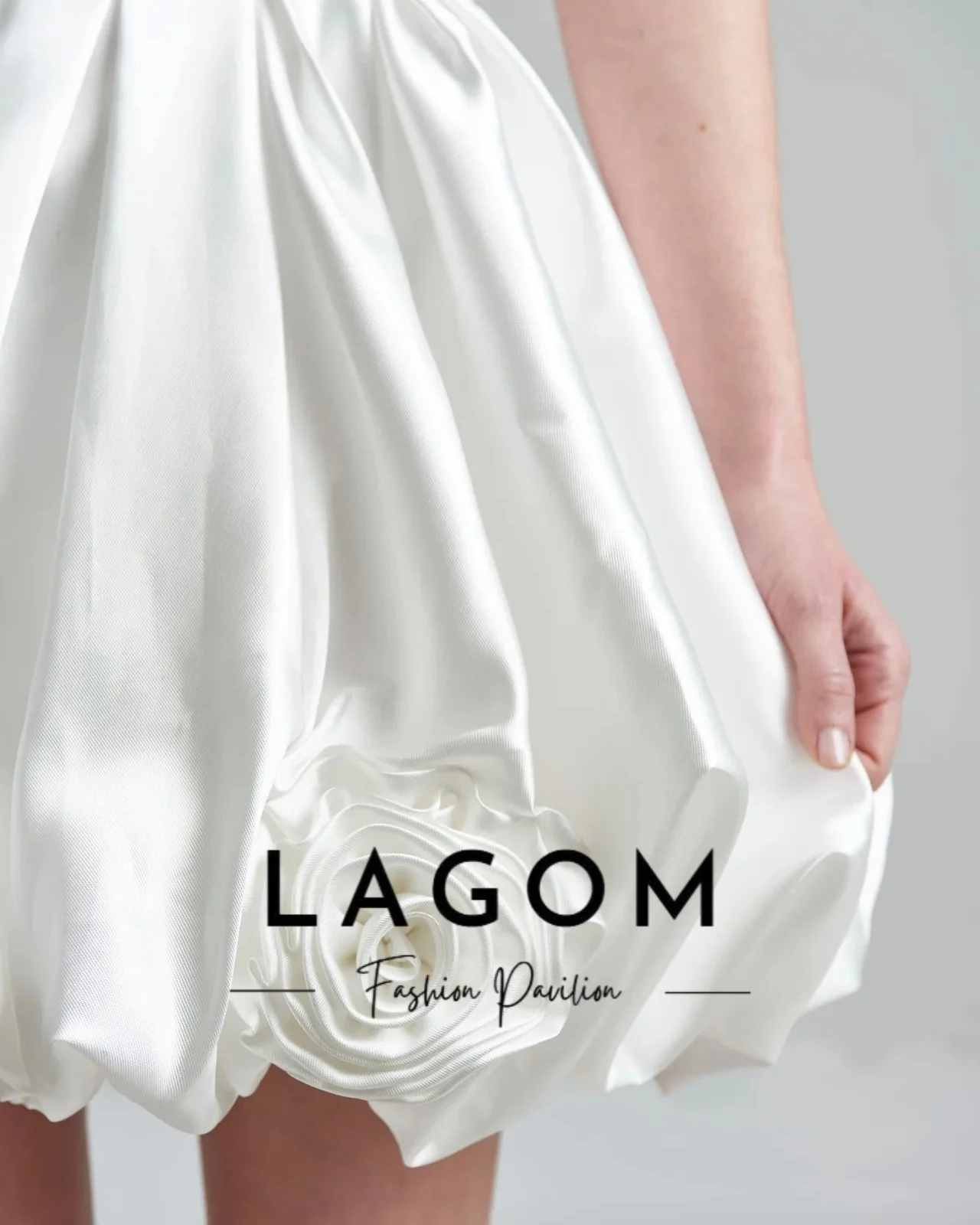 Lagom Exquisite White Halter Satin Short 3D Floral Bubble Hem Reception Wedding Dress Sleeveless New Vestido De Novia Customized