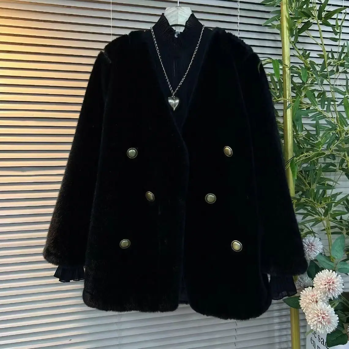 Weißer Pelzmantel für Frauen, 2025, Herbst und Winter, neuer Stil, kurzes Kunstpelz, Plüsch, kragenloses Oberteil, verdickt, warme Trend-Pelzjacke