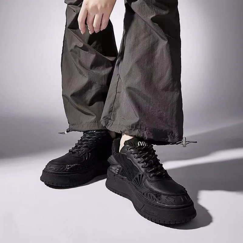 

2025 Chic Design Mens Shoes Retro Carving Trend Male Casual Sneakers Traffic Travel Comfort Rubber Skateboard Sports Shoes