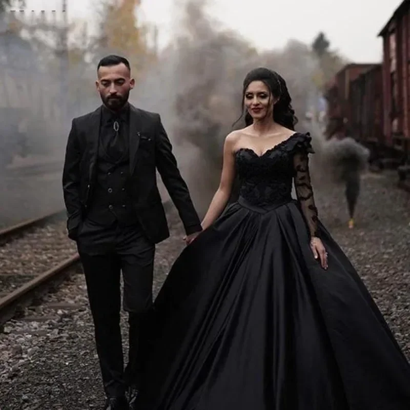 

Customized New Black Gothic Ballgown Satin Wedding Dresses Vestidos Noiva Sweep Train Lace One Shoulder Long Sleeves Bridal Gown