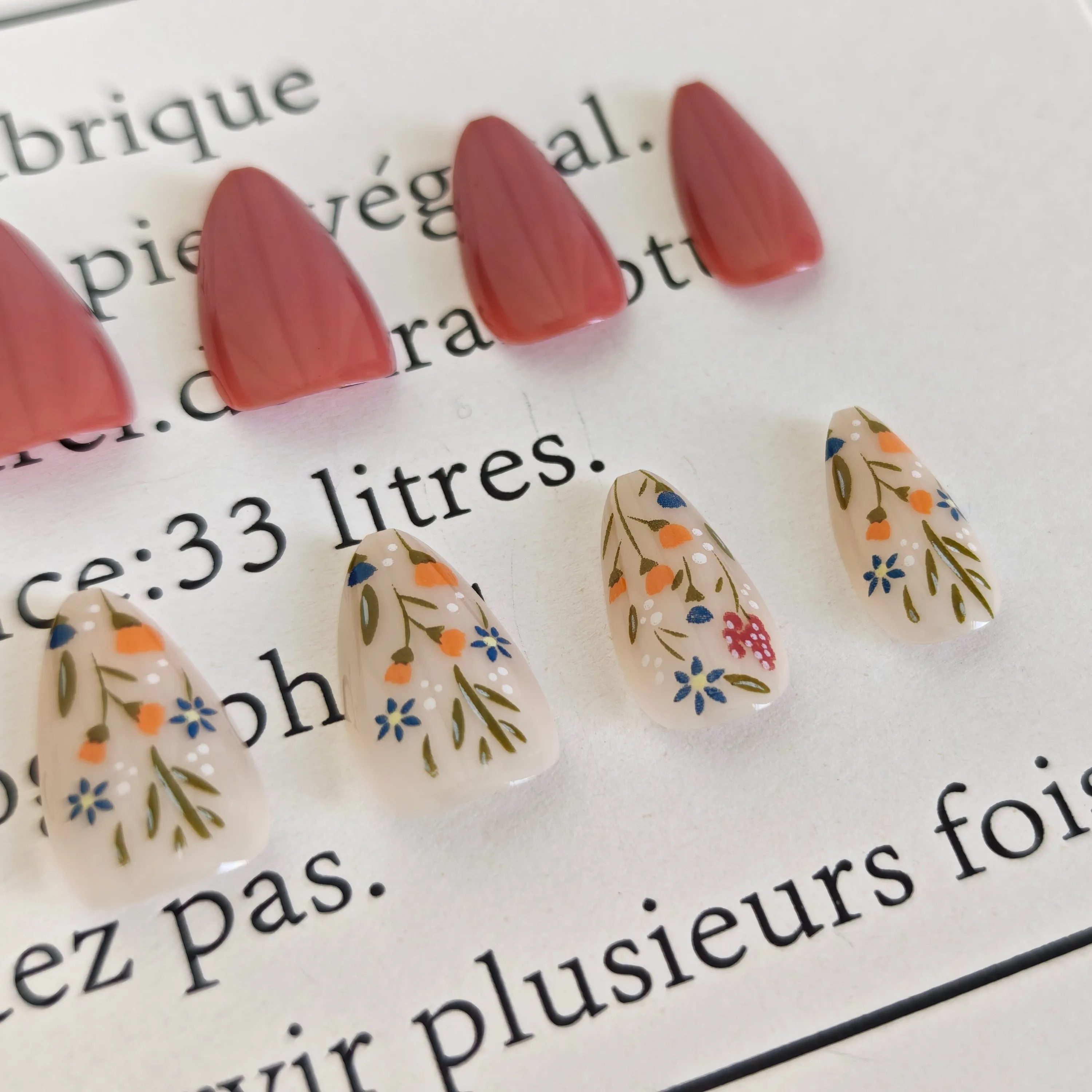 

24pc Minimalist Floral Nails Korean Aesthetic Instagram Almond Press-Ons Medium-Short Length & Mix Sizes Fake Nails
