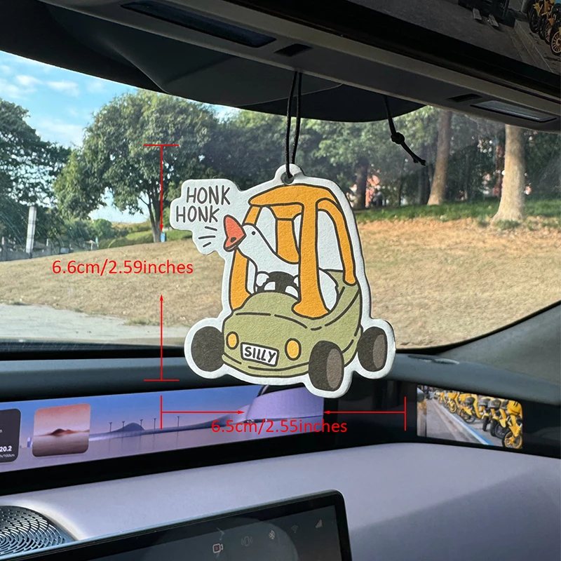 Divertente deodorante per auto Honk Honk Hilton (profumo dell'hotel). |     Ciondolo specchietto retrovisore e clip di sfiato a doppio scopo |     Compresse per aromaterapia in materiale naturale |     Fragranza duratura per 90 giorni |     Non alcoolico |     Non ha paura del sole |     Progettato specifico per deodorare auto, armadi e bagni. |     Modello di animazione dei cartoni animati |     Unisex |     Fragranza di lusso |     Cinque stelle