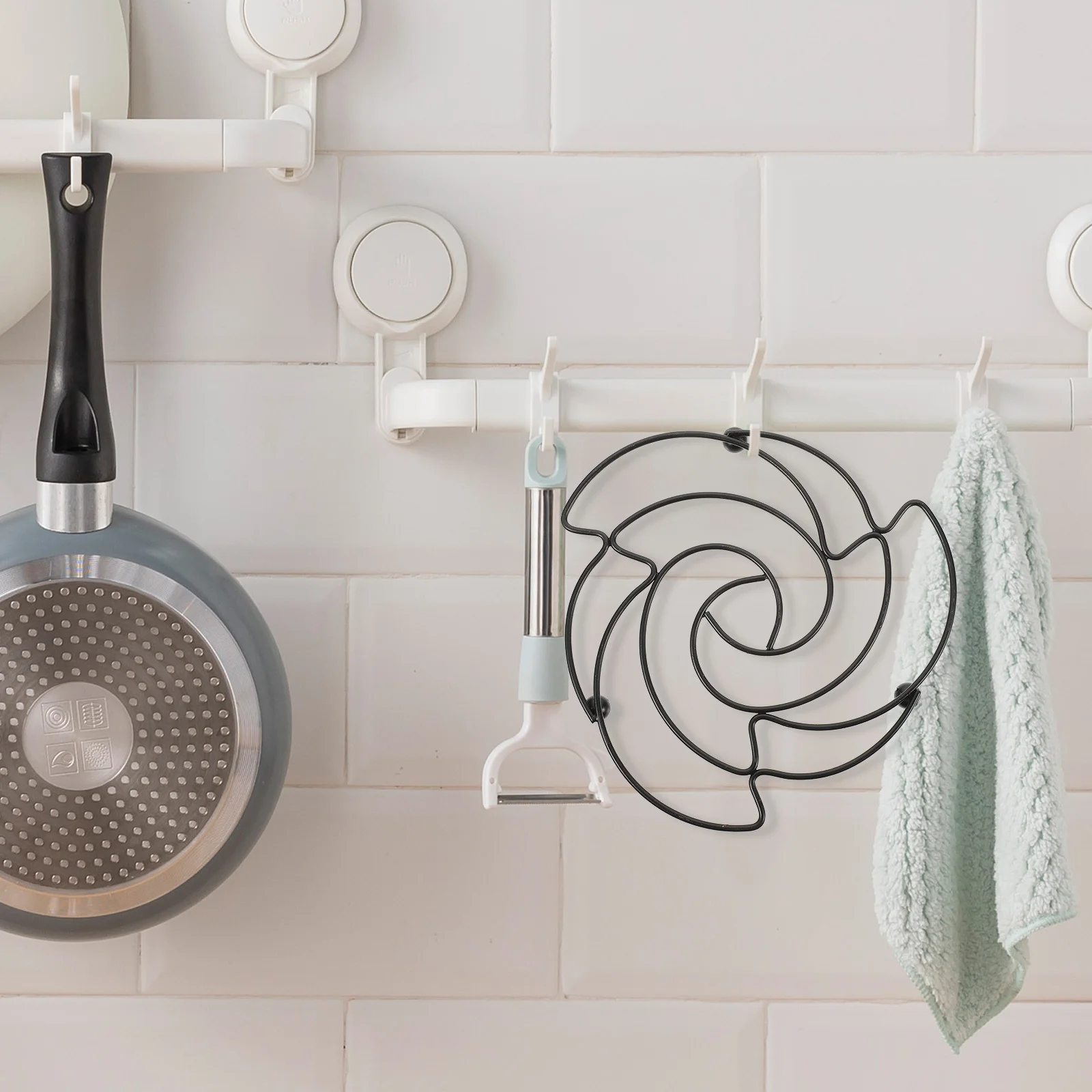 

Iron Art Tableware Mat Black Hollow-Out Pot Dish Bowl Pad Heat Insulation Placemat for Home Cafe Restaurant Pot Pad