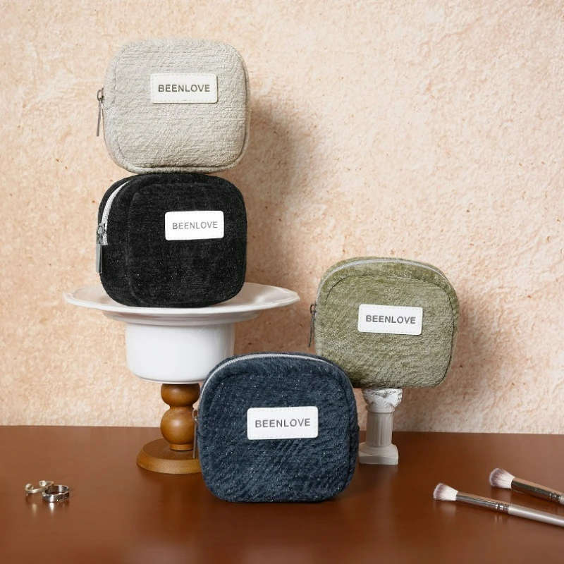 1 new type of sanitary napkin storage bag, convenient hand-held makeup ca