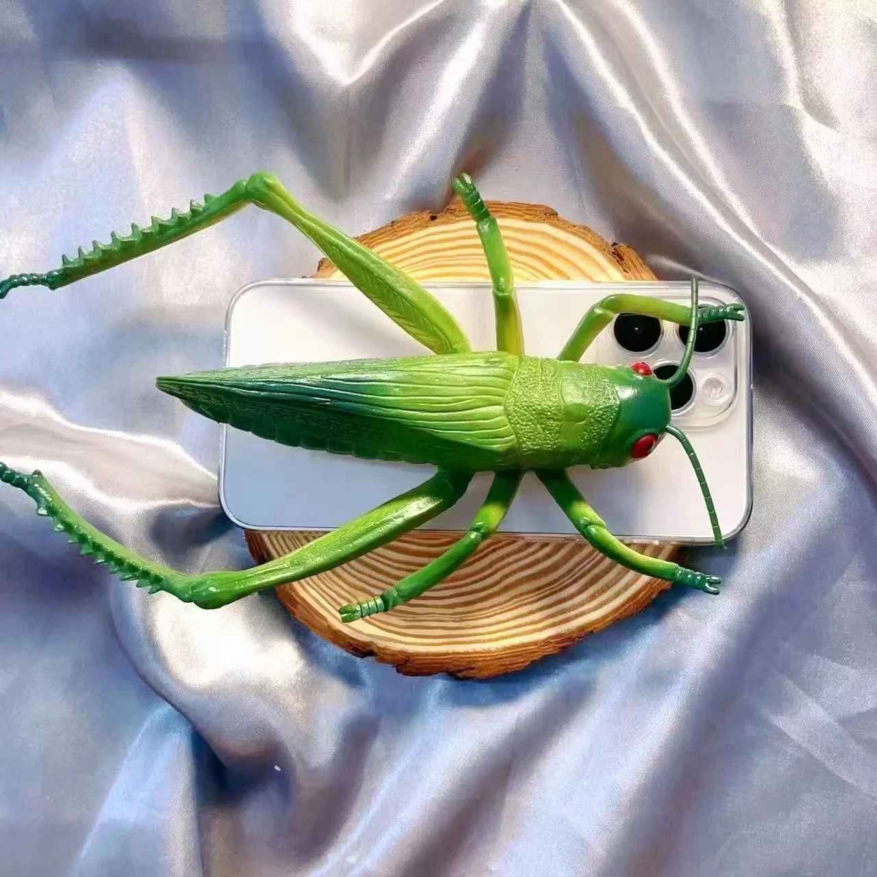 3Dspoof simulated grasshopper gives iPhone a summer gift - an eye-catching insect protective case for iPhone 14/13/12/11 Pro Max