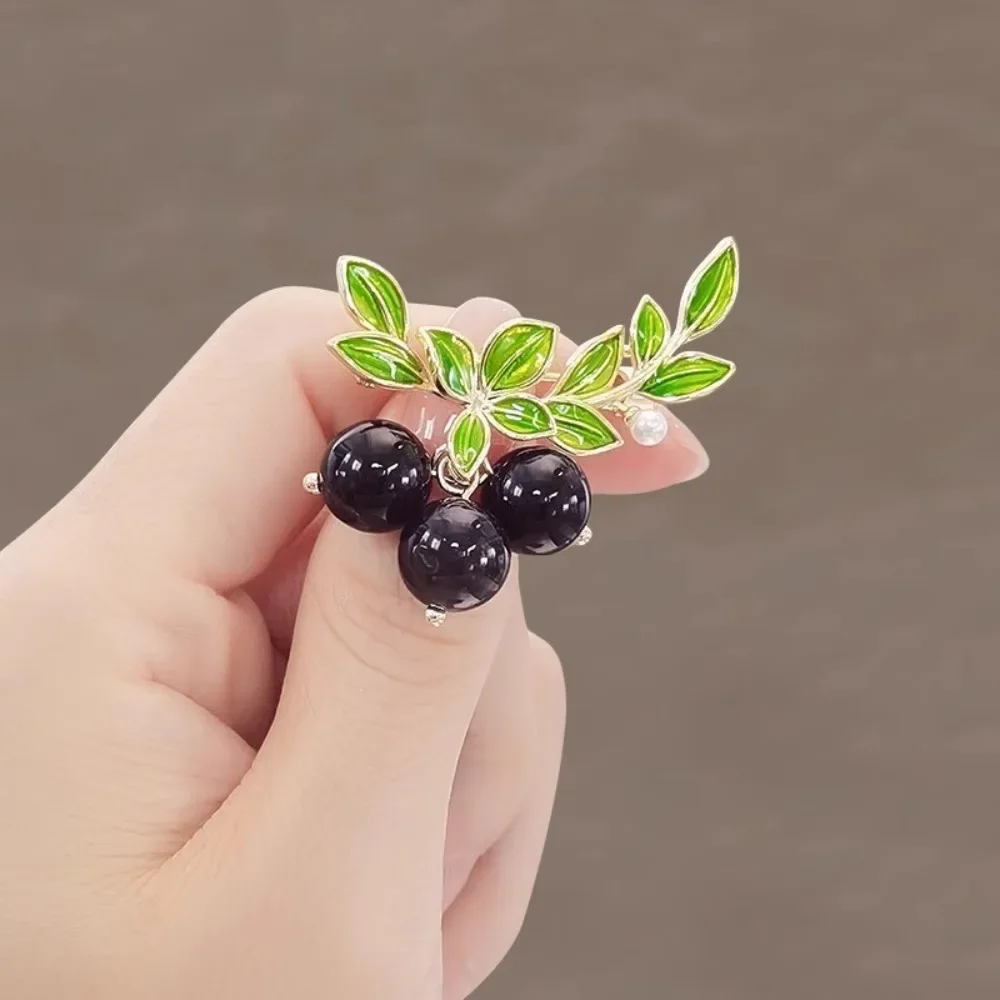 Creative Cute Acrylic Blueberries Brooches for Women Men Lovely Green Enamel Leaf Lapel Pin Clothing Suit Accessories Jewelry