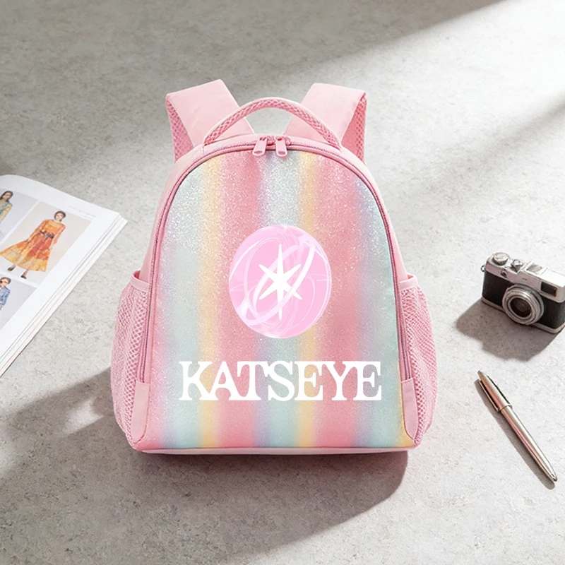 حقيبة ظهر Katseye للسيدات حقيبة مدرسية صغيرة لطيفة على شكل قوس قزح حقيبة ظهر لمحبي الفتيات حقائب مدرسية عصرية للسيدات حقيبة سفر هدية عيد ميلاد
