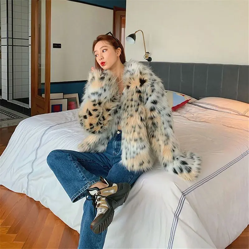 

Темпераментное пятнистое пальто из искусственного меха для женщин зимы 2023 года, новое свободное пальто с леопардовым принтом и воротником, женская одежда