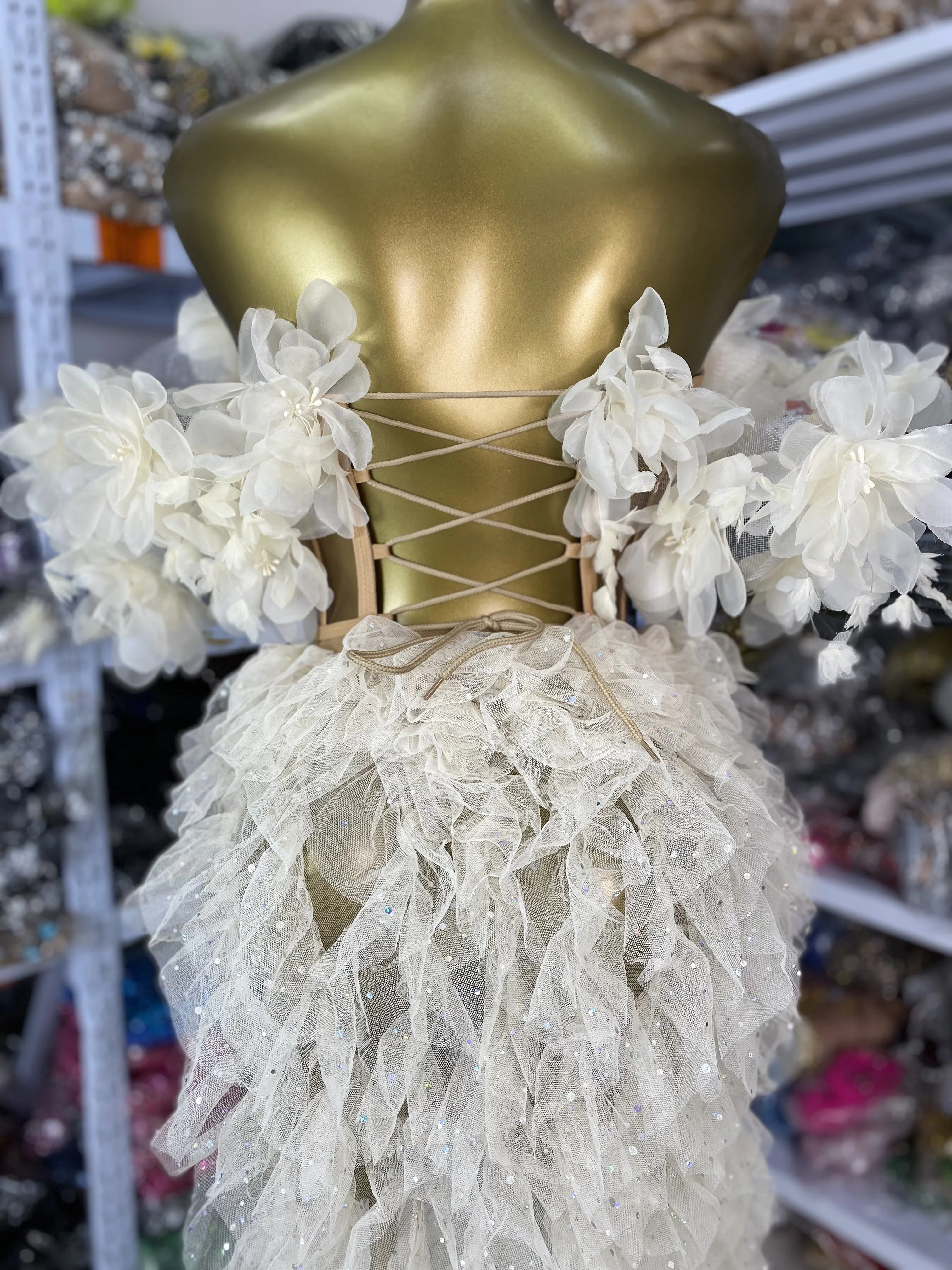 ชุดออกงานกลางคืนสำหรับผู้หญิง เสื้อครอปเปิดไหล่ประดับดอกไม้ พร้อมกระโปรงผ่าข้างแบบอสมมาตร ชุดเซ็ต 2 ชิ้น สำหรับถ่ายรูปวันเกิด