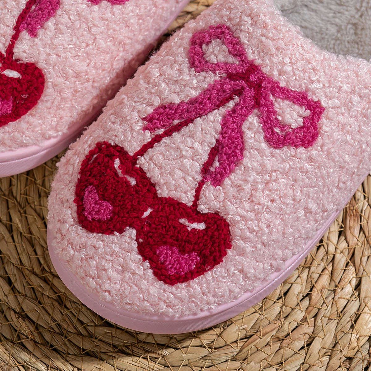 Modische Winter-Hausschuhe mit Kirsch-Stickerei, flauschig, weich, rutschfest, bequem, für Schlafzimmer, Paare, Zuhause – Detail 7