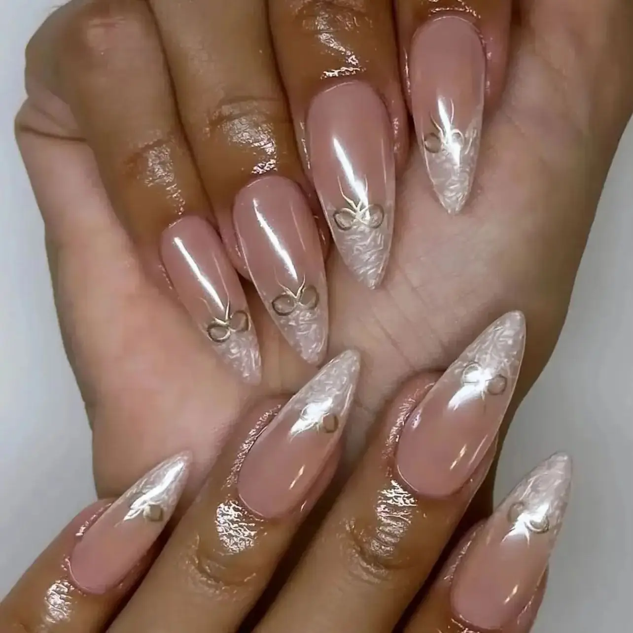 

Simple Bowknot White Long Pointed Fake Nails Art Almond False Nails Love Heart Pearl Rhinestones Charms Camellia Press on Nails