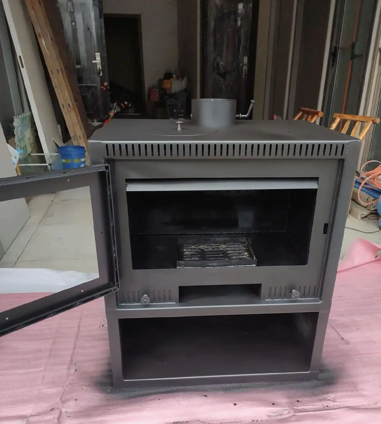 ZHUWEI ODM مدفأة حديثة قائمة بذاتها كفاءة حرارية من الحديد الزهر للمناطق البيئية للاستخدام الداخلي في فنادق الشقق