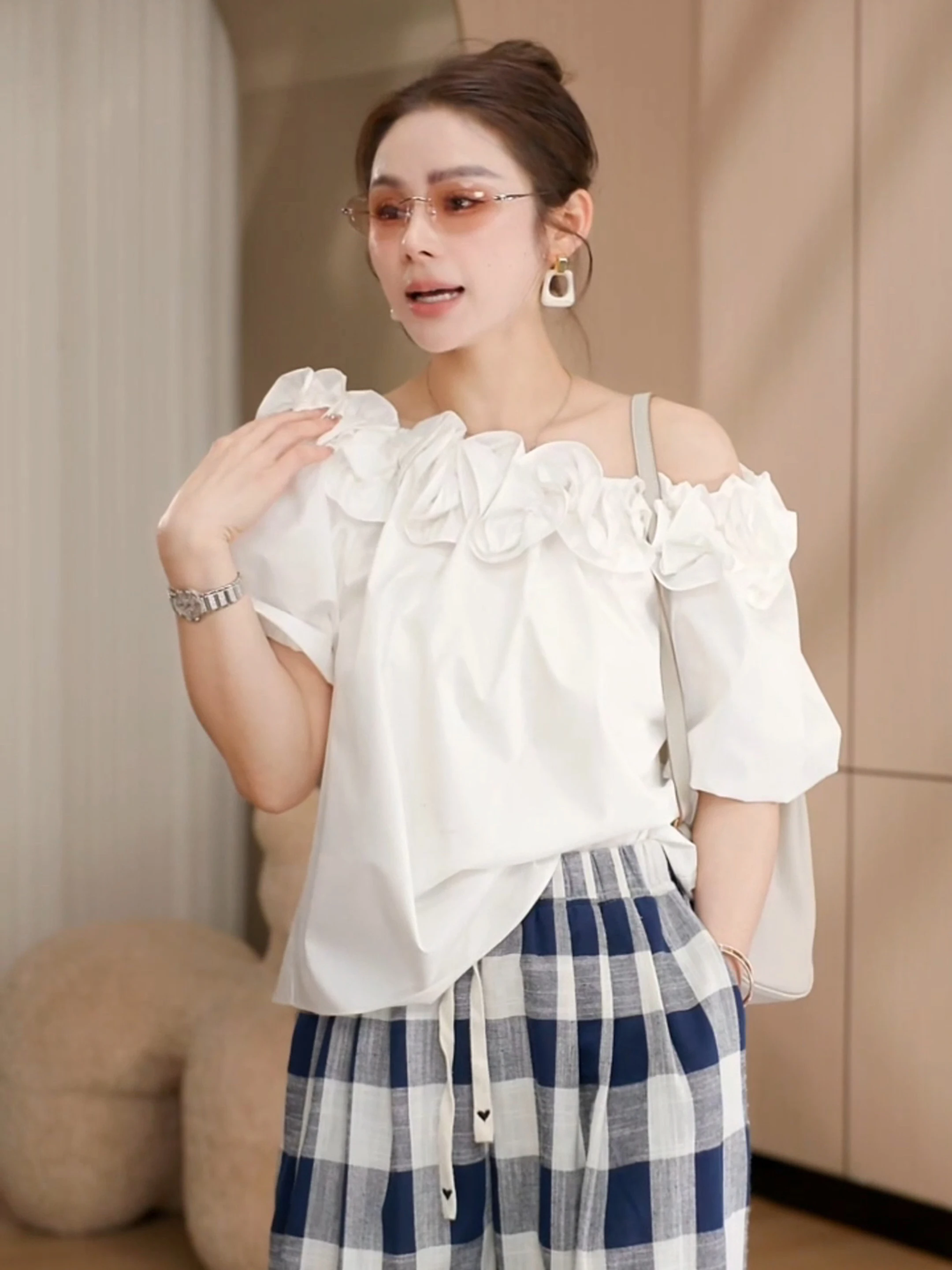 ファッショナブルでシックなレディースサマー2025、レーストリム付きワンショルダーデザイン、韓国風スリーブルーズフィット、オルトスベトップ