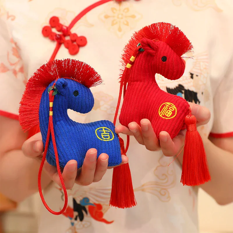 1 قطعة 12 سنتيمتر 2026 سنة الحصان التميمة ألعاب من نسيج مخملي قلادة لينة واقعية المولود الجديد الهدايا المهر دمية ديكور المنزل حلية