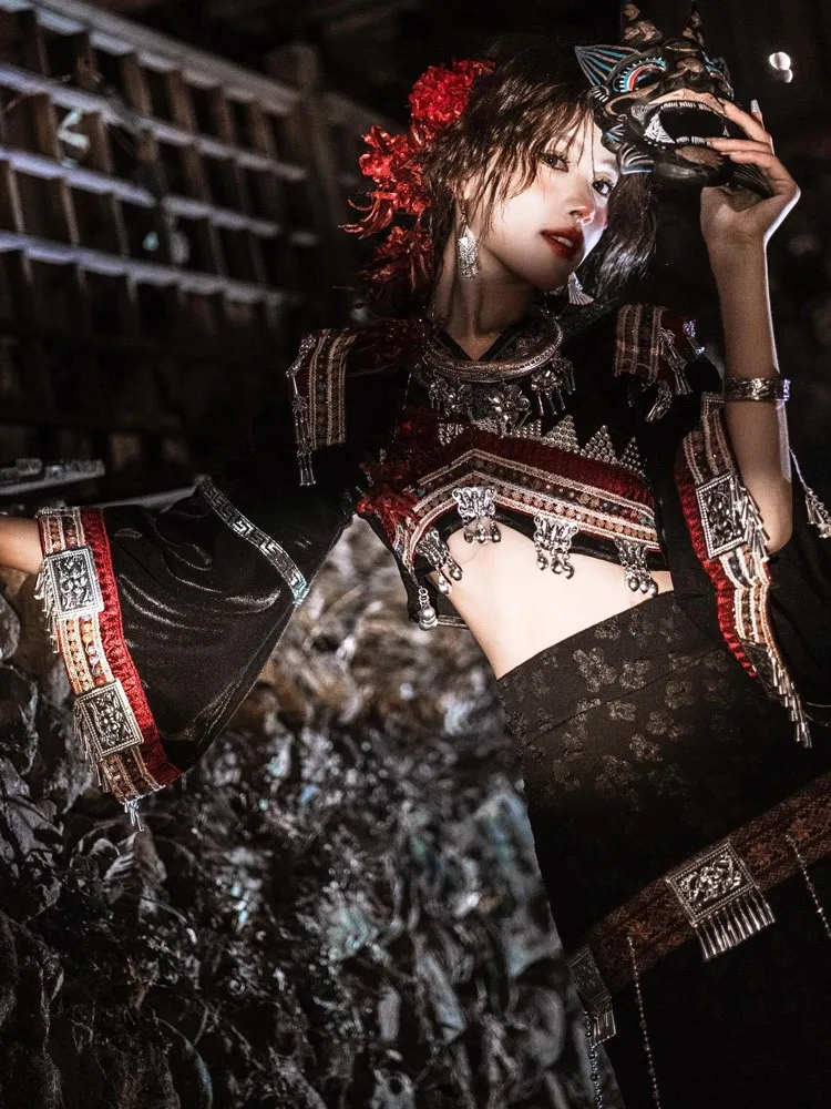 Nowa etniczna sukienka damska w egzotycznym stylu została przedstawiona na ciemnej