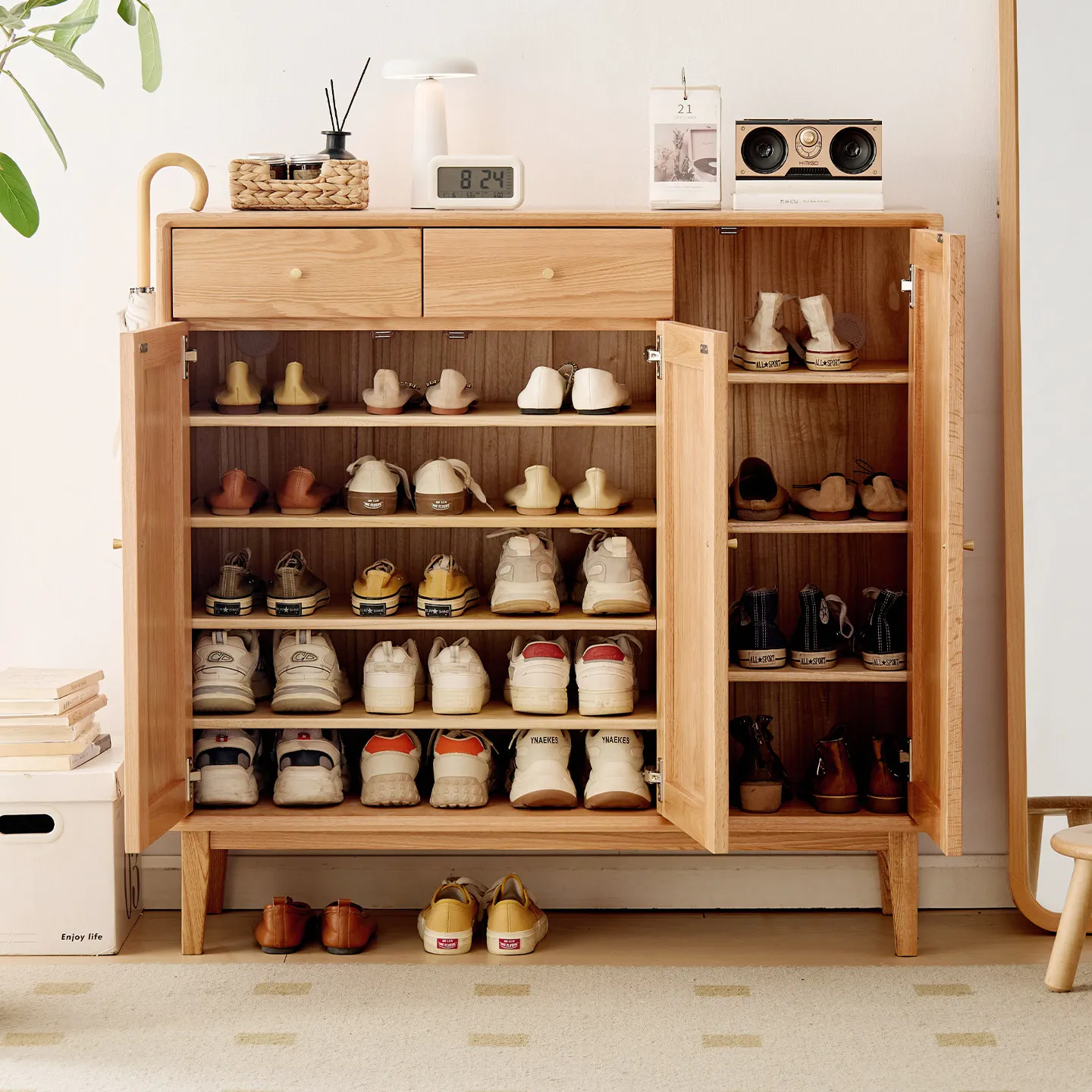 

All solid wood shoe cabinet, shoe changing at the door of the home, multi-layer large-capacity oak shoe rack against the wall