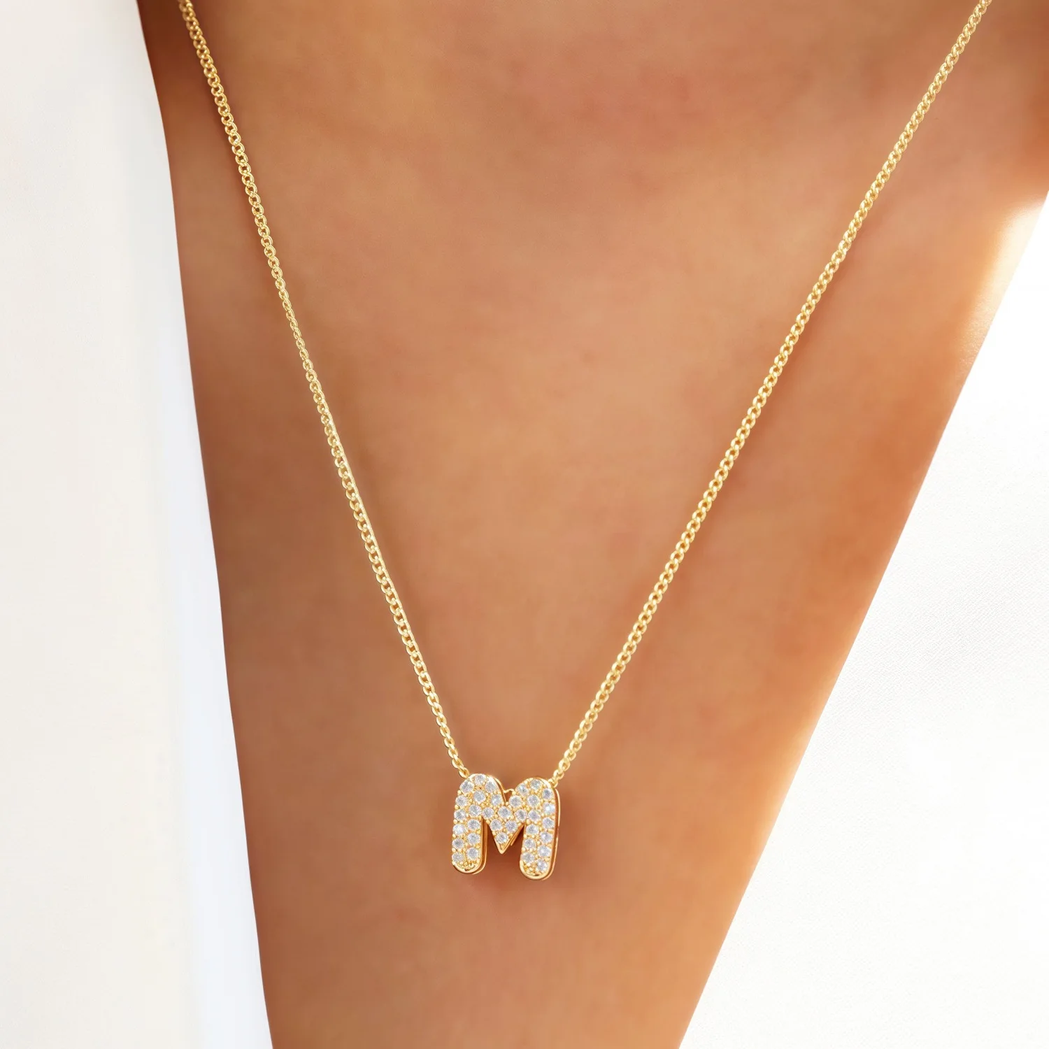 2025 جديد 26 حرف الإنجليزية قلادة صغيرة ولطيفة جميع الحروف الماسية + 18 كيلو صندوق ذهبي سلسلة قلادة بحرف سلسلة الترقوة fashiona