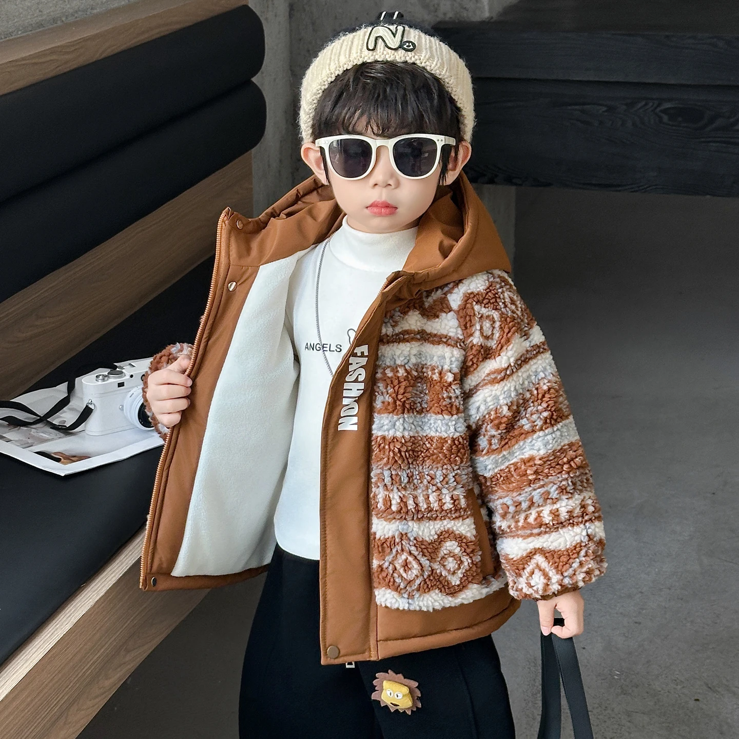 

Утепленная флисовая зимняя куртка с капюшоном для мальчиков, новинка 2025 года, модное теплое хлопковое пальто, молодежное, популярное, стандартный крой, водонепроницаемое