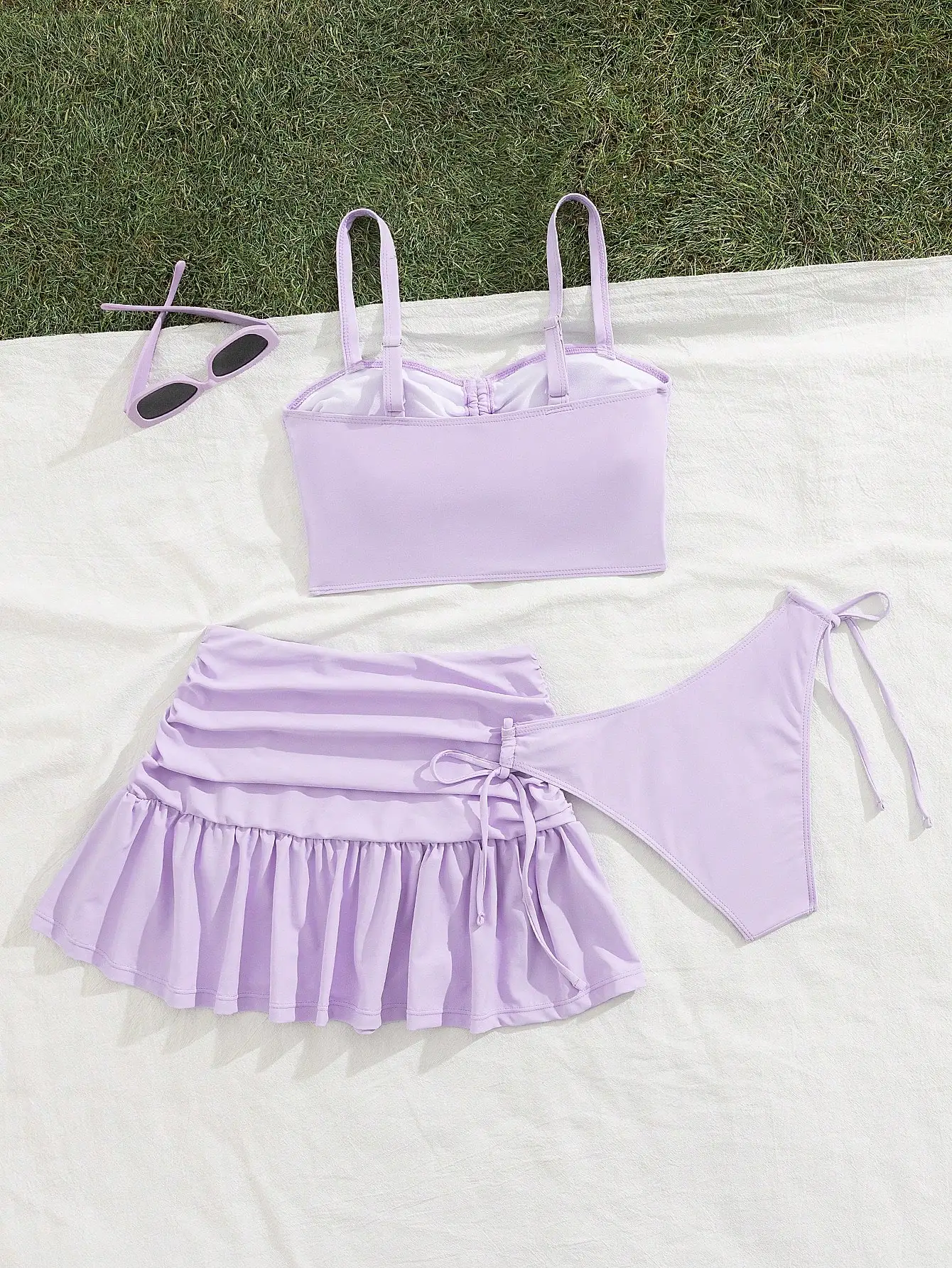 

Лавандовый купальник из двух частей с расклешенной юбкой и регулируемыми бретелями для летнего пляжного отдыха