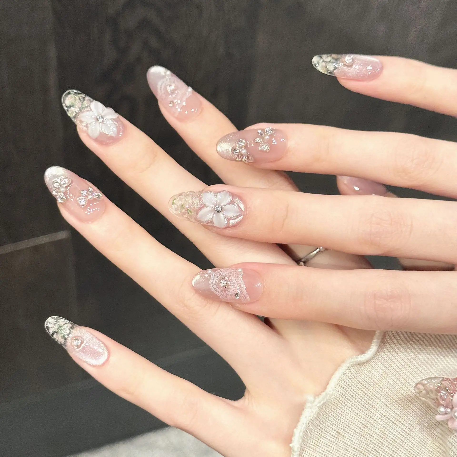 10 Stück ovale handgefertigte Press-On-Nägel, nackte rosa Katzenaugen-Schleifen-Diamantornamente, geeignet für Partys und den täglichen Gebrauch. – Detail 8