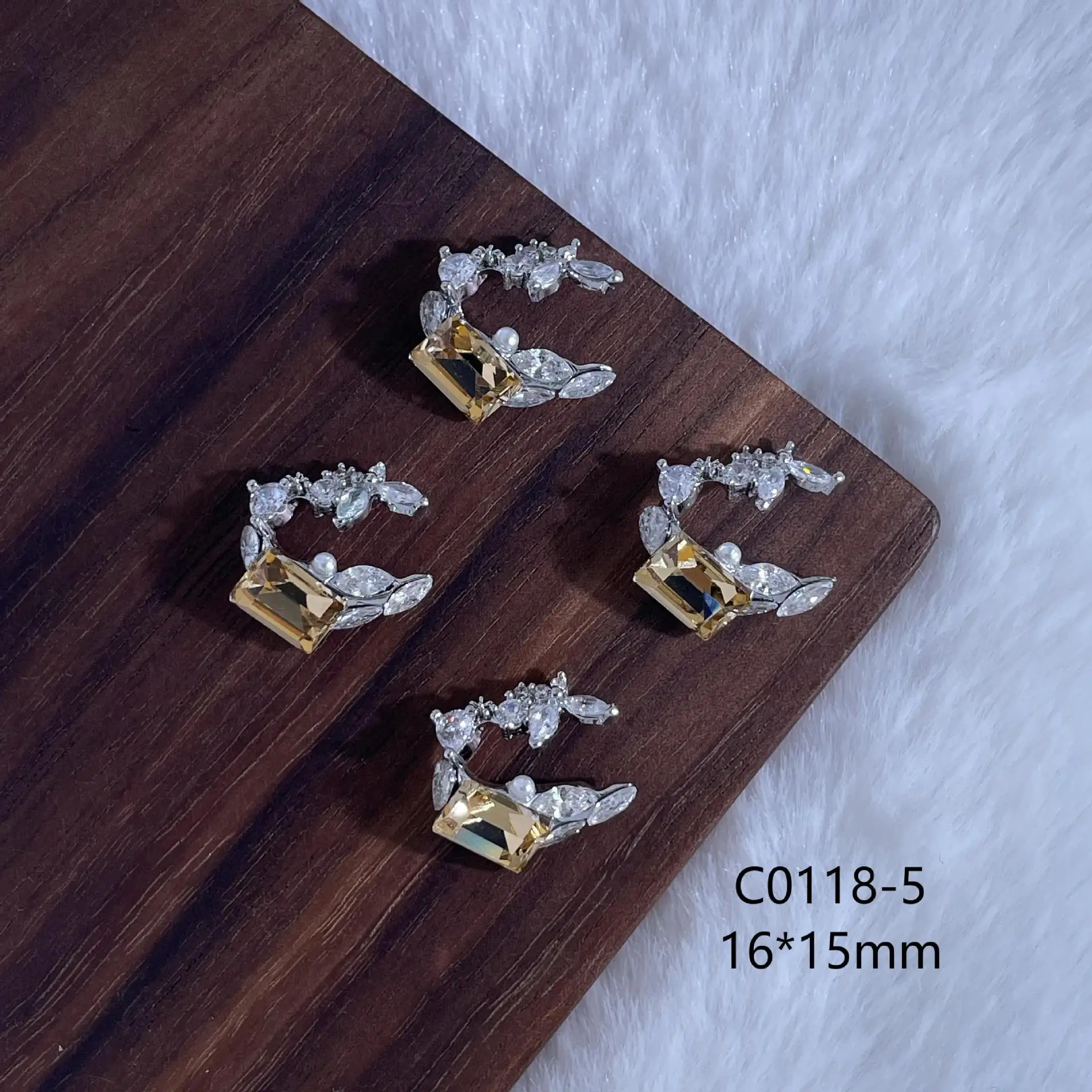 4個入り カニウ スパークル ジルコン ラグジュアリー クレセントムーン ネイルチャーム シルバー合金 フラットバック ラインストーン マニキュアデコレーション アートデザイン付き