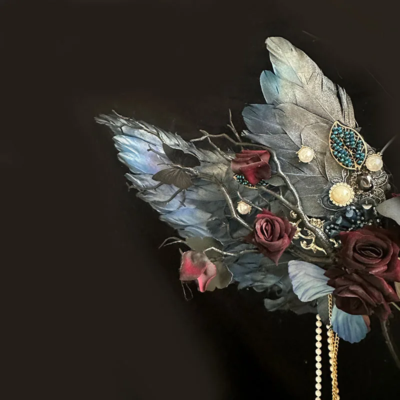 Engelsfederflügel, übertriebener Kopfschmuck, farbiger Haarschmuck, Laufsteg, Make-up, Styling, Jungfrau, Aura-Ring, Perlenleistung