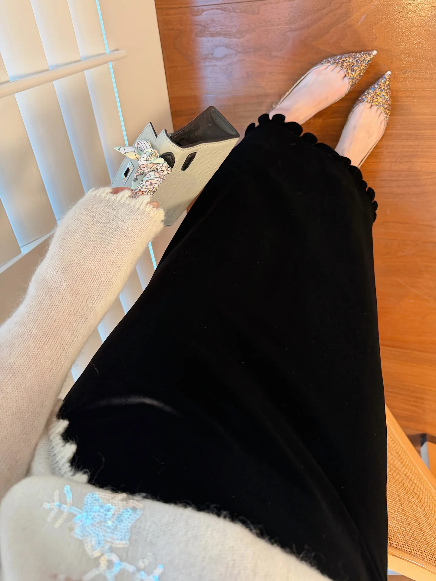 

Черная бархатная юбка миди с рюшами и высокой талией, эластичная, драпированная, универсальная, стройнящая, черная.