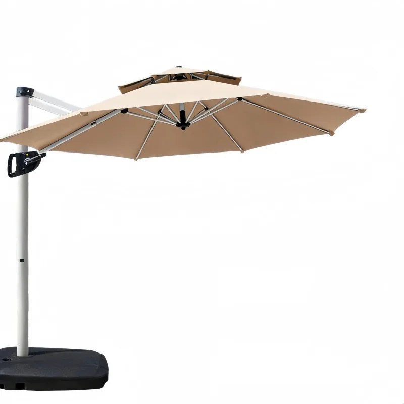 Commercial outdoor beach umbrella, straw beach umbrella next to the hotel courtyard, windproof and sunshade