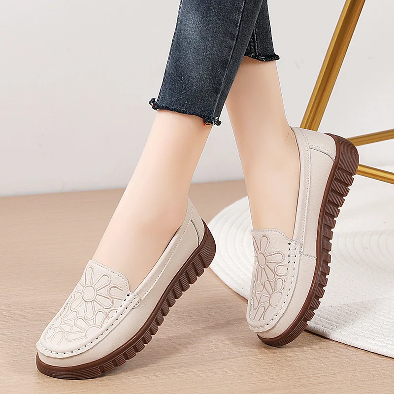 

2023 Spring Autumn Sneakers Genuine Leather Woman Casual Shoes Women Loafers Soft bottom Slip On Ballet Flats Shoes Mother Shoes